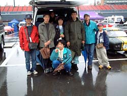 29日(日) 雨のパドックにて