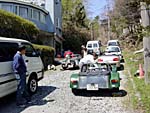 君たち車を整備する人。私、眺めて待っている人。